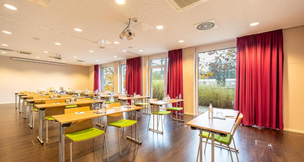 Un restaurante o sitio para comer en PLAZA INN Graz