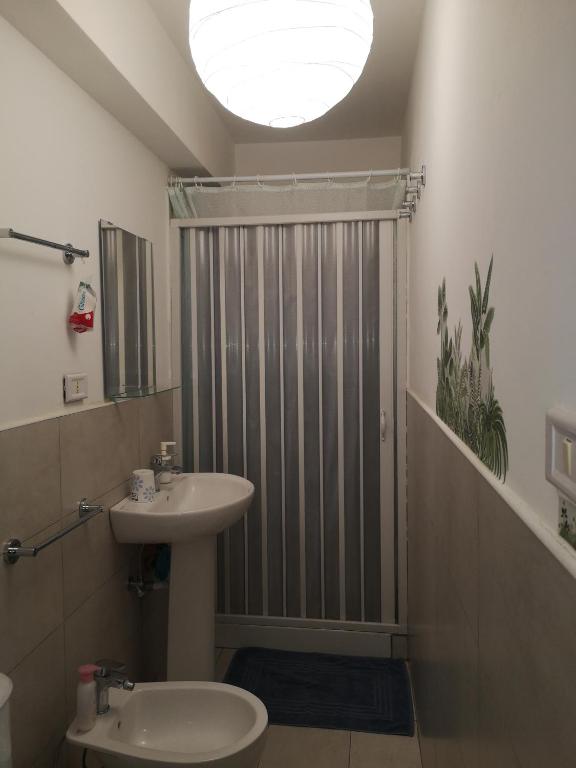 A bathroom at La terrazza sul mare