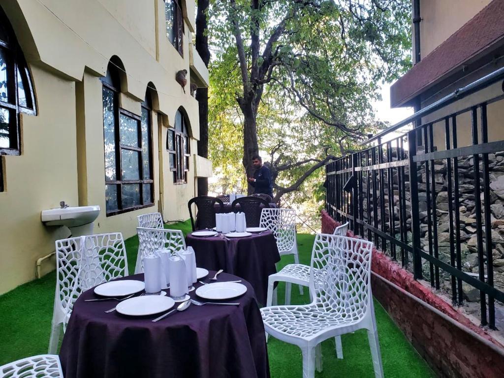 Posezení v ubytování Hotel Taj Palace by Kalra Hospitality Near Mall Road