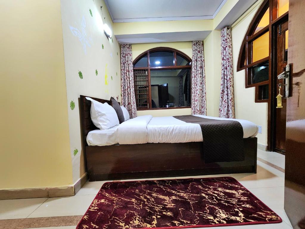 Postel nebo postele na pokoji v ubytování Hotel Taj Palace by Kalra Hospitality Near Mall Road