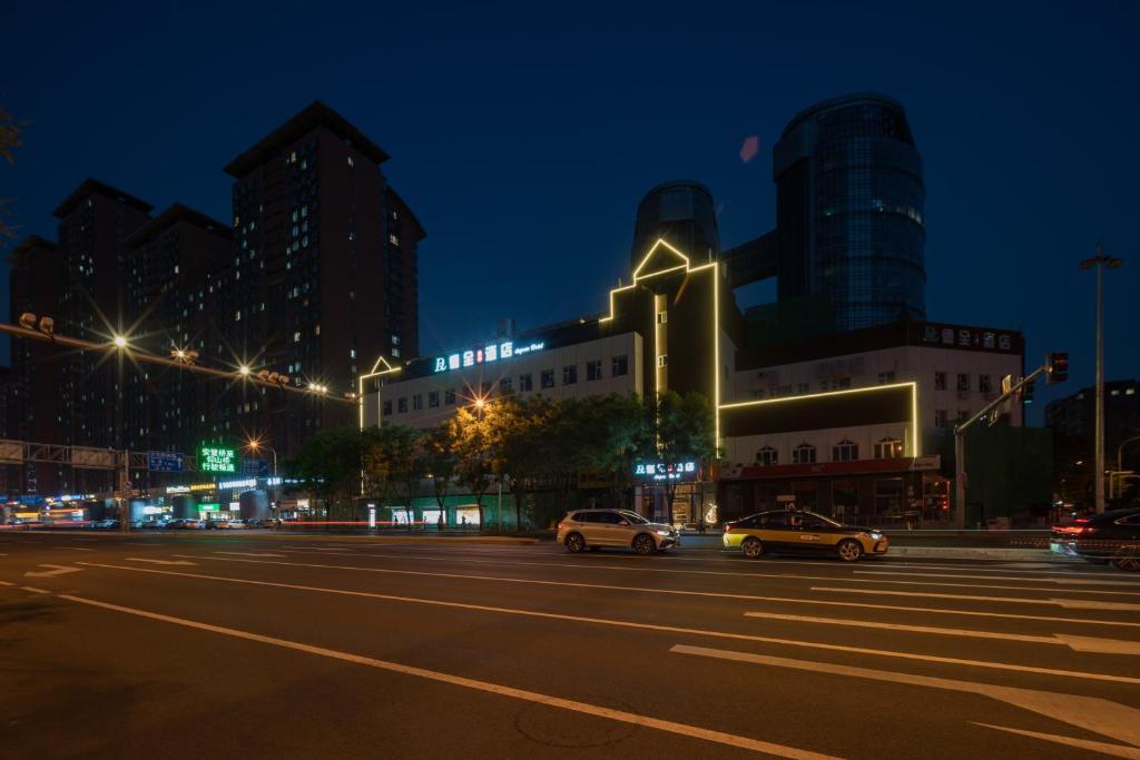 Fotografie z fotogalerie ubytování Dequan Luxury Hotel Bird's Nest BranchCoffee, fruits, snacks, a gym and a laundry room are provided for free in the lobby v Pekingu