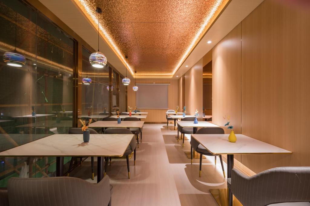 Posezení v ubytování Dequan Luxury Hotel Bird's Nest BranchCoffee, fruits, snacks, a gym and a laundry room are provided for free in the lobby
