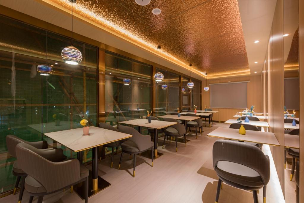 Restaurace v ubytování Dequan Luxury Hotel Bird's Nest BranchCoffee, fruits, snacks, a gym and a laundry room are provided for free in the lobby