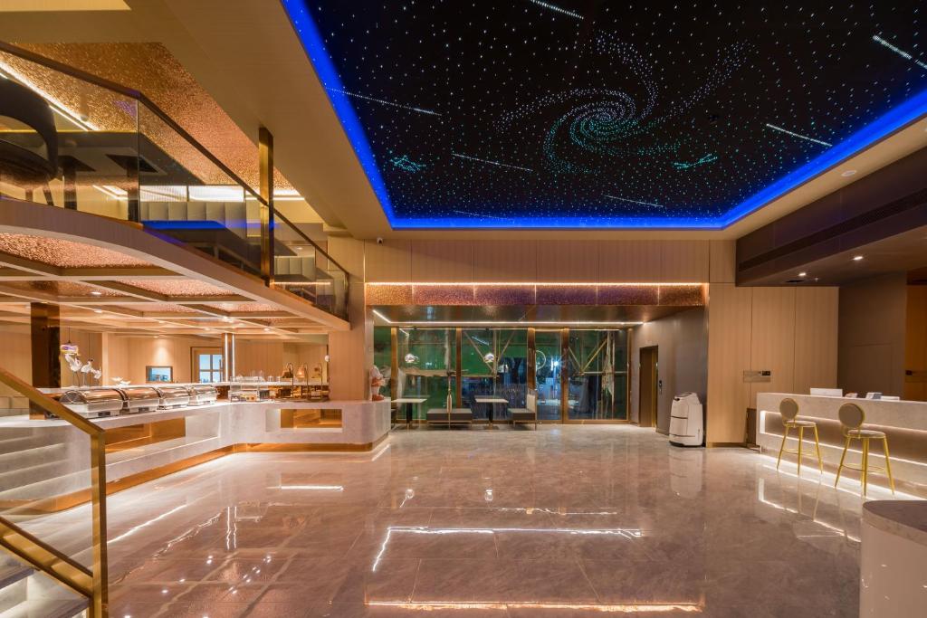 Posezení v ubytování Dequan Luxury Hotel Bird's Nest BranchCoffee, fruits, snacks, a gym and a laundry room are provided for free in the lobby