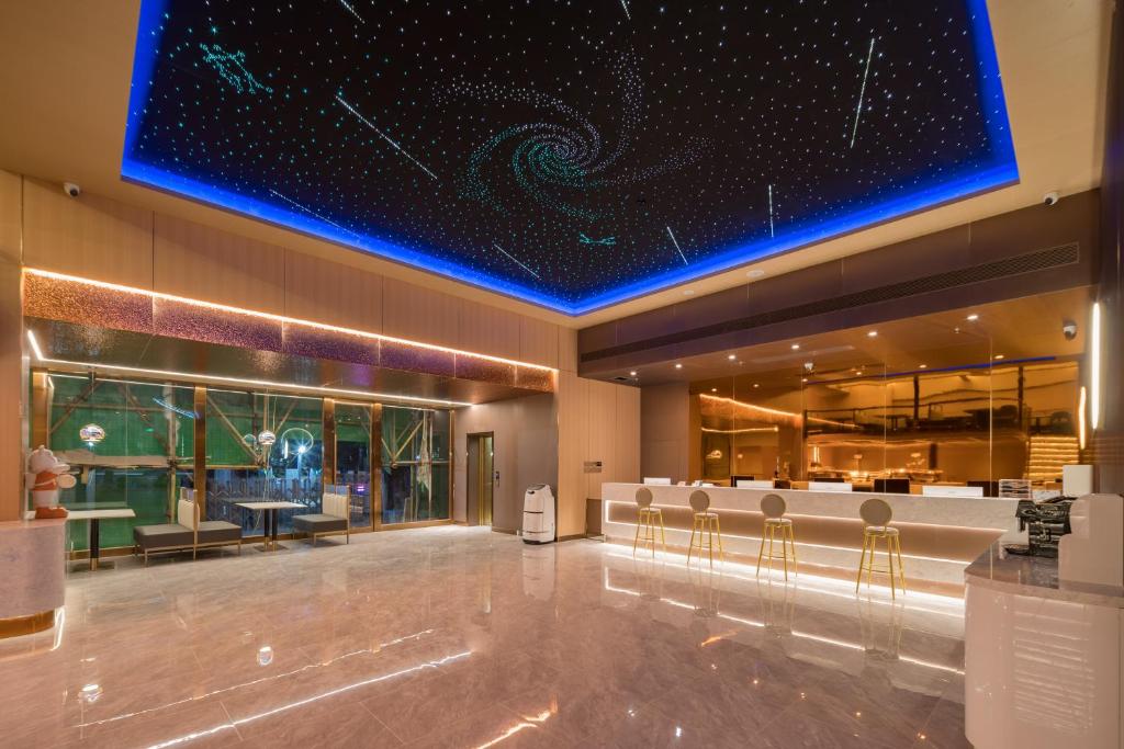 Fotografie z fotogalerie ubytování Dequan Luxury Hotel Bird's Nest BranchCoffee, fruits, snacks, a gym and a laundry room are provided for free in the lobby v Pekingu