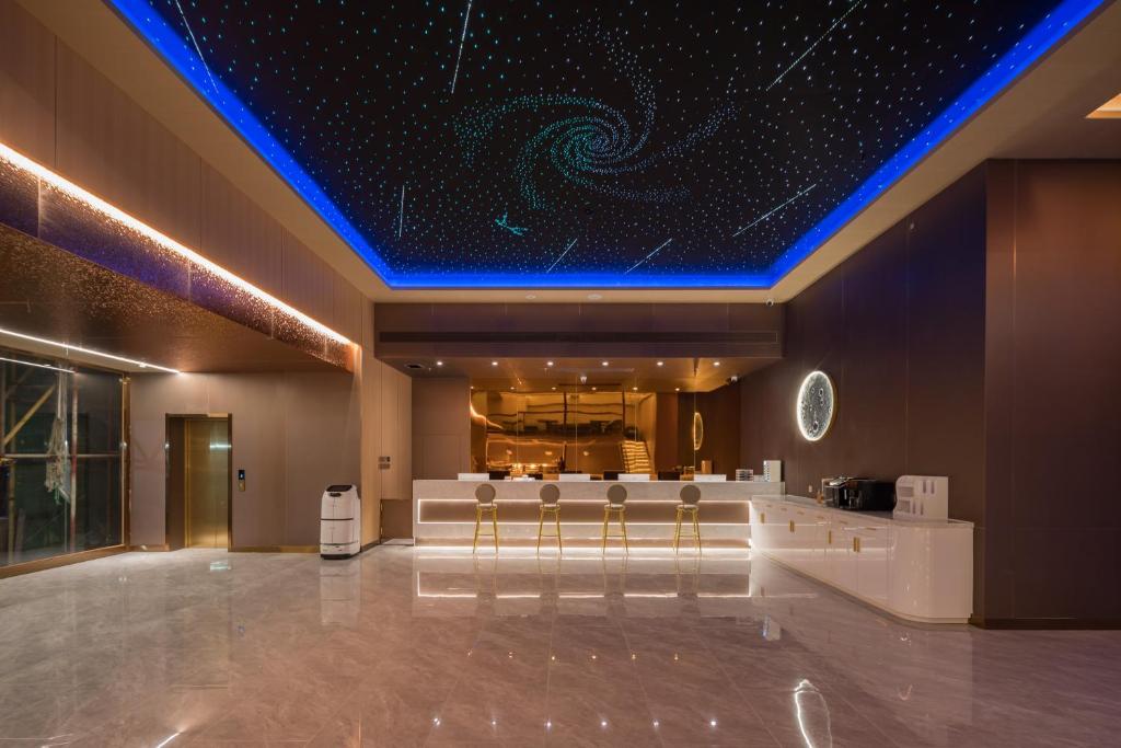 Posezení v ubytování Dequan Luxury Hotel Bird's Nest BranchCoffee, fruits, snacks, a gym and a laundry room are provided for free in the lobby