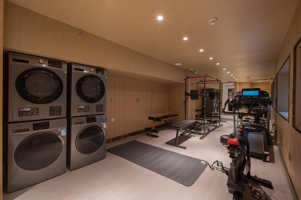 Fitness centrum a/nebo fitness zařízení v ubytování Dequan Luxury Hotel Bird's Nest BranchCoffee, fruits, snacks, a gym and a laundry room are provided for free in the lobby