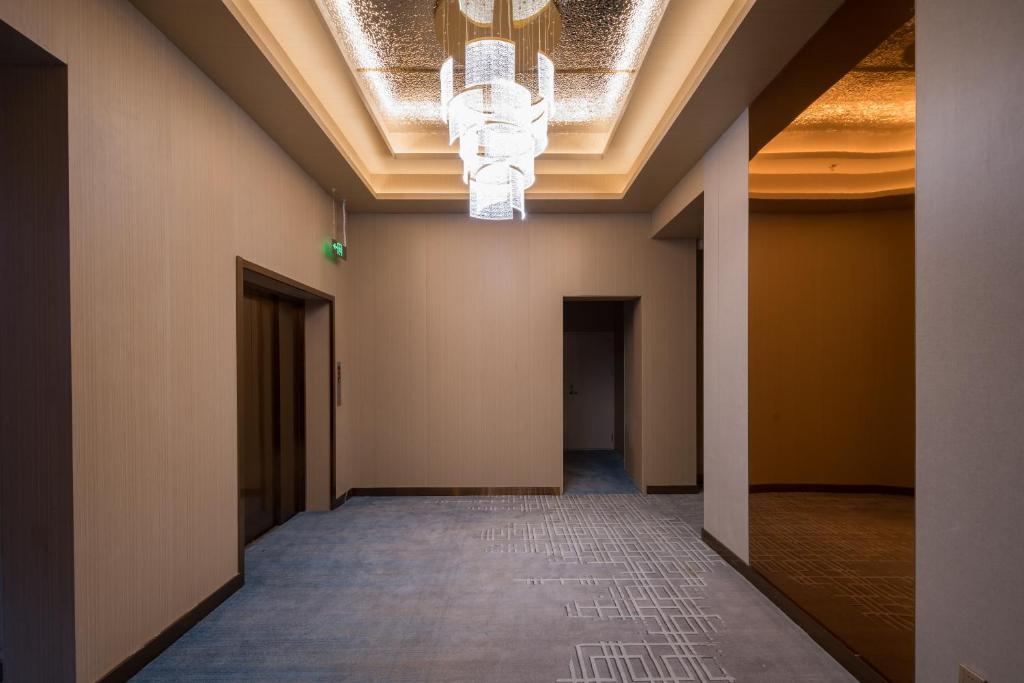 Fotografie z fotogalerie ubytování Dequan Luxury Hotel Bird's Nest BranchCoffee, fruits, snacks, a gym and a laundry room are provided for free in the lobby v Pekingu