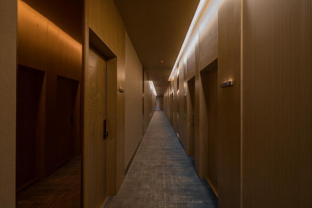 Fotografie z fotogalerie ubytování Dequan Luxury Hotel Bird's Nest BranchCoffee, fruits, snacks, a gym and a laundry room are provided for free in the lobby v Pekingu