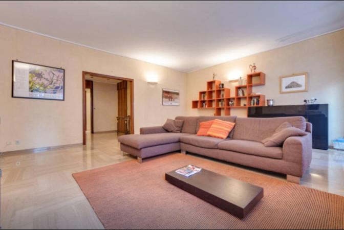 sala de estar con sofá y mesa de centro en MonteCucco, en Turín