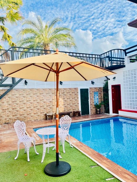 Bazén v ubytování Virawan home villa ที่พักเกาะล้าน nebo v jeho okolí