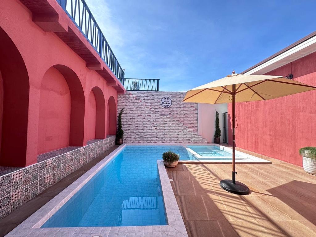 Bazén v ubytování Virawan home villa ที่พักเกาะล้าน nebo v jeho okolí