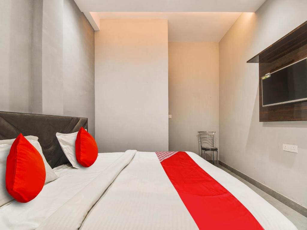 Postel nebo postele na pokoji v ubytování Hotel O Iris Lite