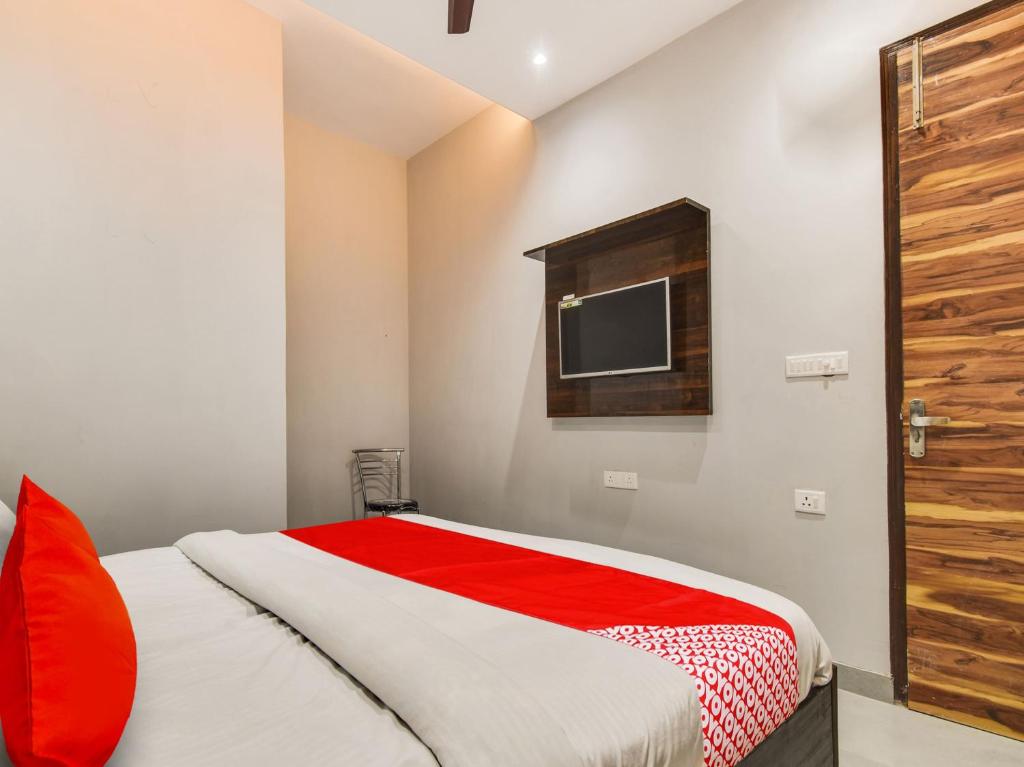 Postel nebo postele na pokoji v ubytování Hotel O Iris Lite