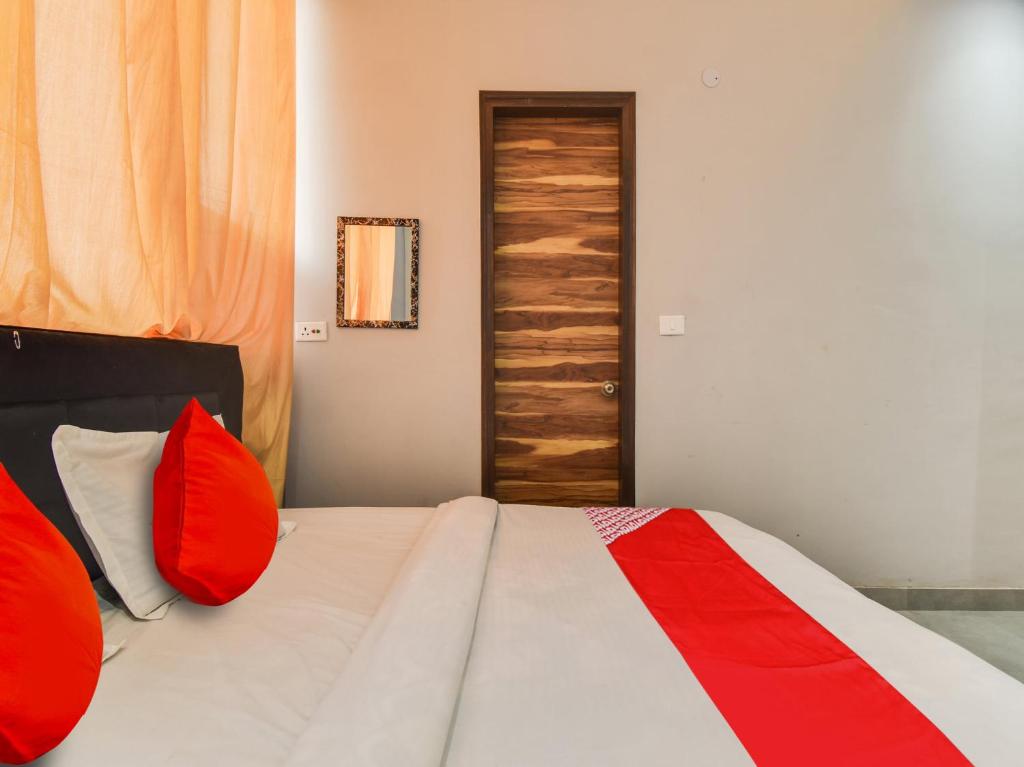 Postel nebo postele na pokoji v ubytování Hotel O Iris Lite