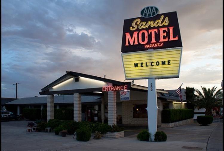 una señal para un motel de Santa Claus en un estacionamiento en The Sands Motel, en Boulder City