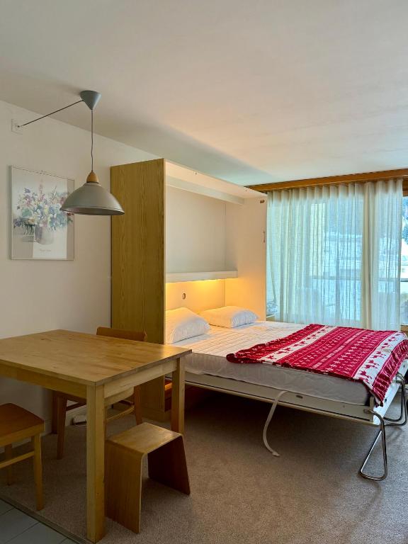 Postel nebo postele na pokoji v ubytování Davos Mountain View Studio 200 m Skilift Parsenn