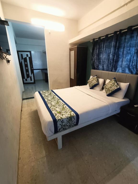 Postel nebo postele na pokoji v ubytování Hotel Silverleaf Residency