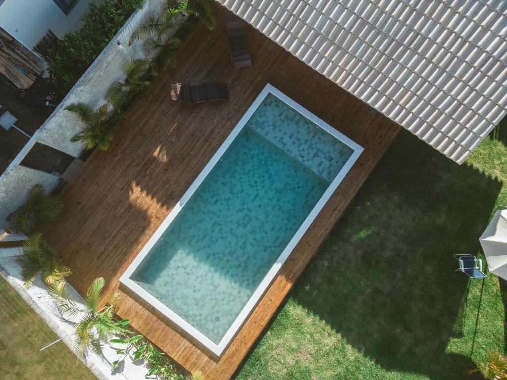 an overhead view of a swimming pool in a yard at Conforto e Charme, Casa a 360m da Areia in Porto Seguro