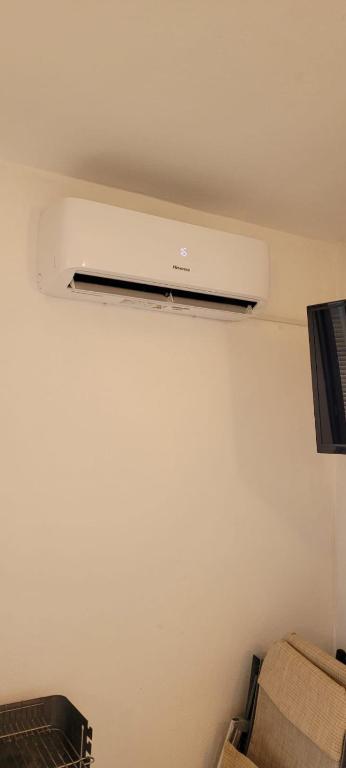 klimatyzator na suficie pokoju w obiekcie Casa Vacanze Residence I delfini w mieście Badesi