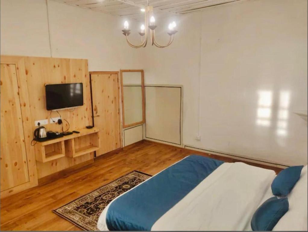 TV a/nebo společenská místnost v ubytování Nishantam Boho Mussoorie
