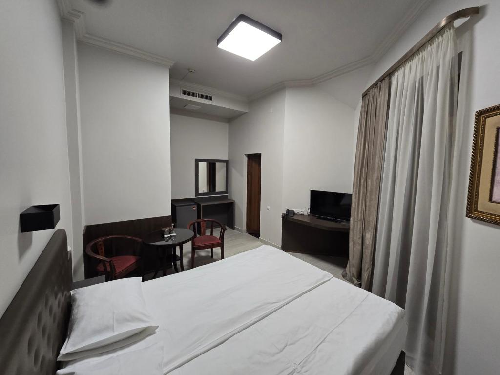 Postel nebo postele na pokoji v ubytování Yerevan Deluxe Hotel
