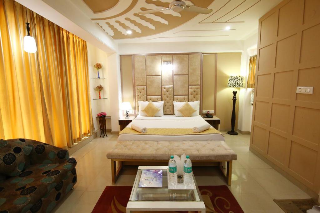 Postel nebo postele na pokoji v ubytování Hotel Oppera Delhi International Airport