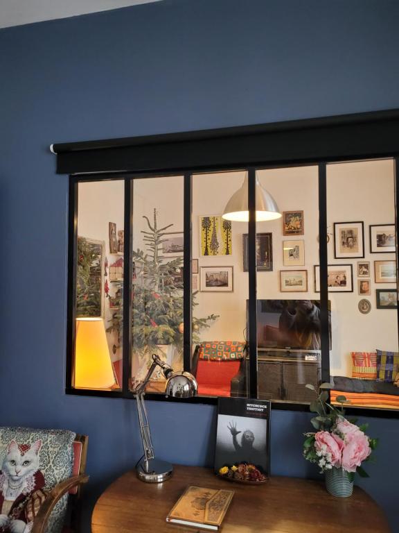 Cette chambre comprend un bureau et une fenêtre. dans l'établissement Appartement cosy et lumineux 1 à 3 personnes, à Caen