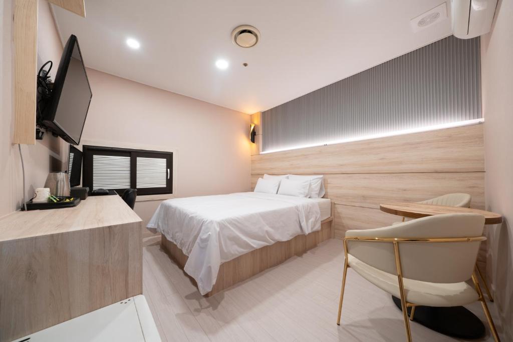 Postel nebo postele na pokoji v ubytování Hwajeong Jun Hotel