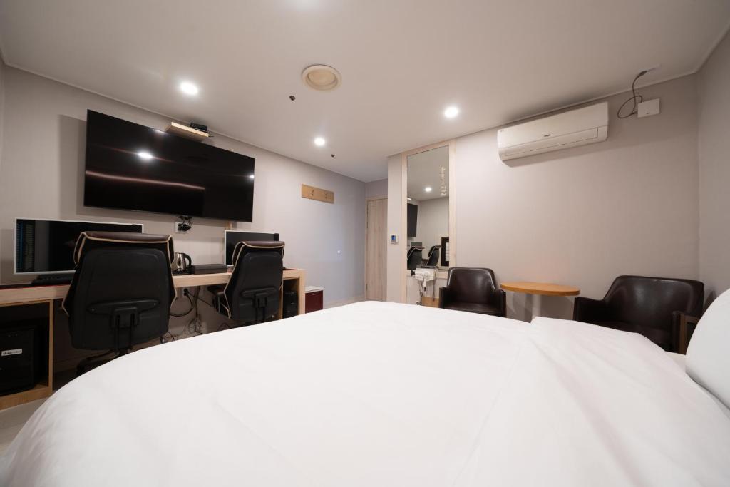 TV a/nebo společenská místnost v ubytování Hwajeong Jun Hotel