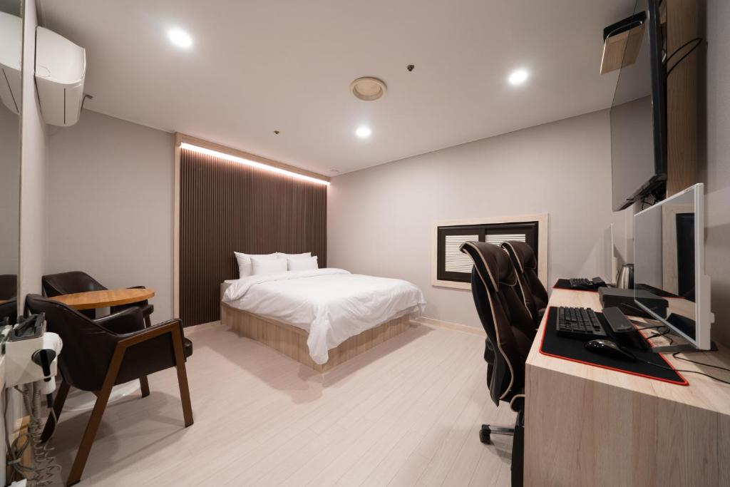 TV a/nebo společenská místnost v ubytování Hwajeong Jun Hotel