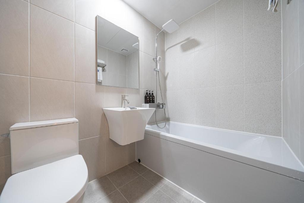 Koupelna v ubytování Hwajeong Jun Hotel