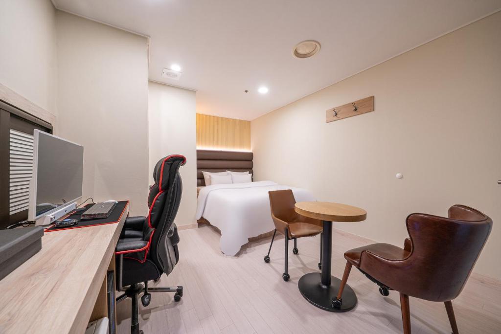 TV a/nebo společenská místnost v ubytování Hwajeong Jun Hotel