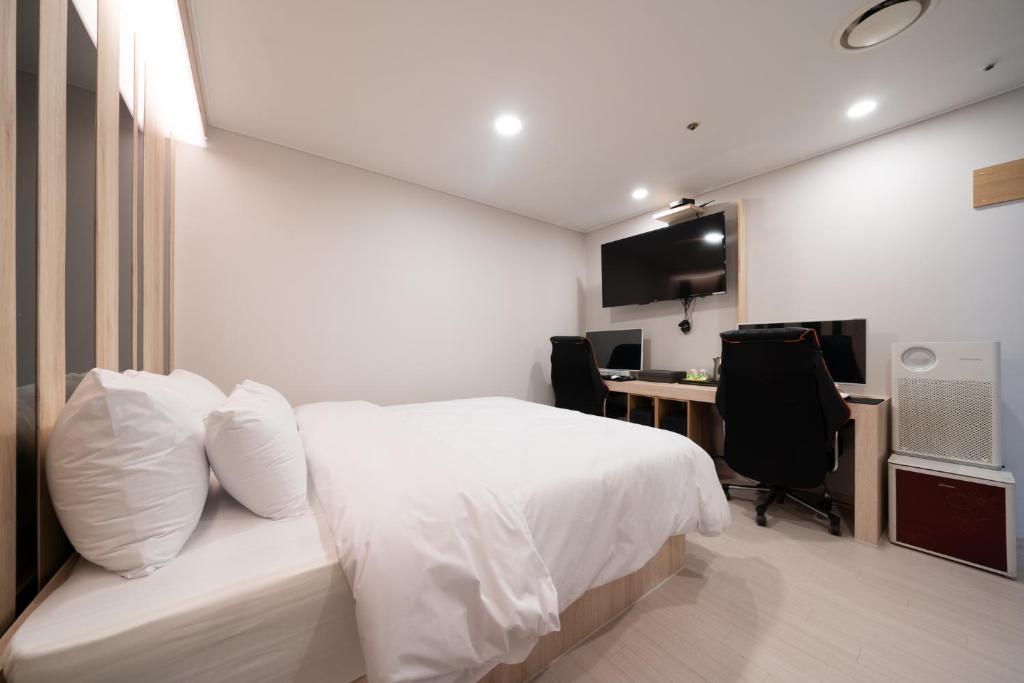 Postel nebo postele na pokoji v ubytování Hwajeong Jun Hotel