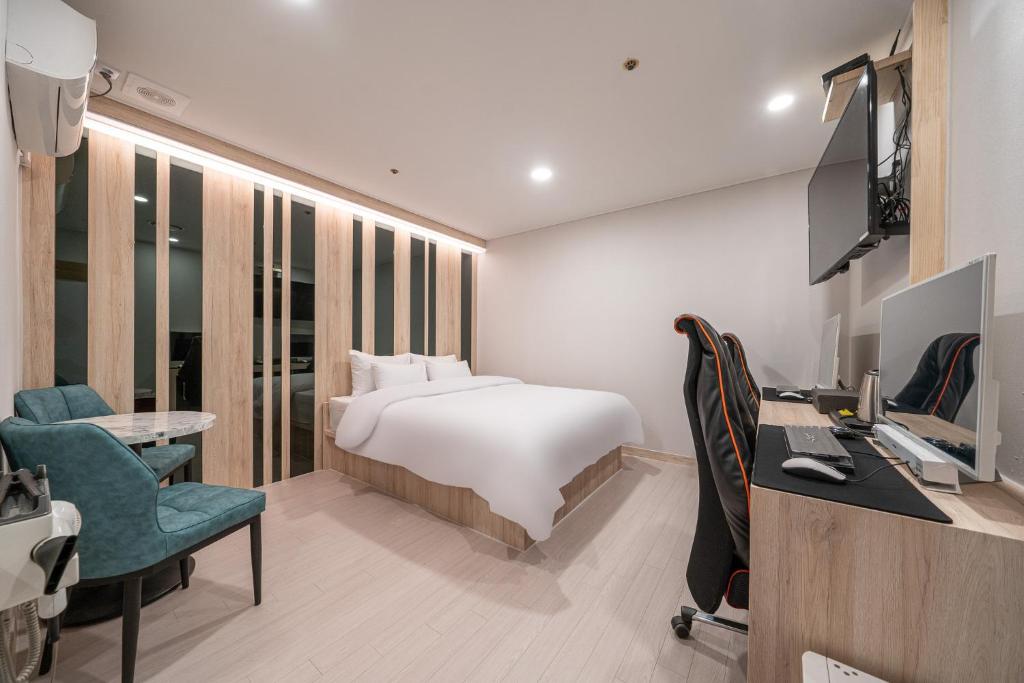 TV a/nebo společenská místnost v ubytování Hwajeong Jun Hotel