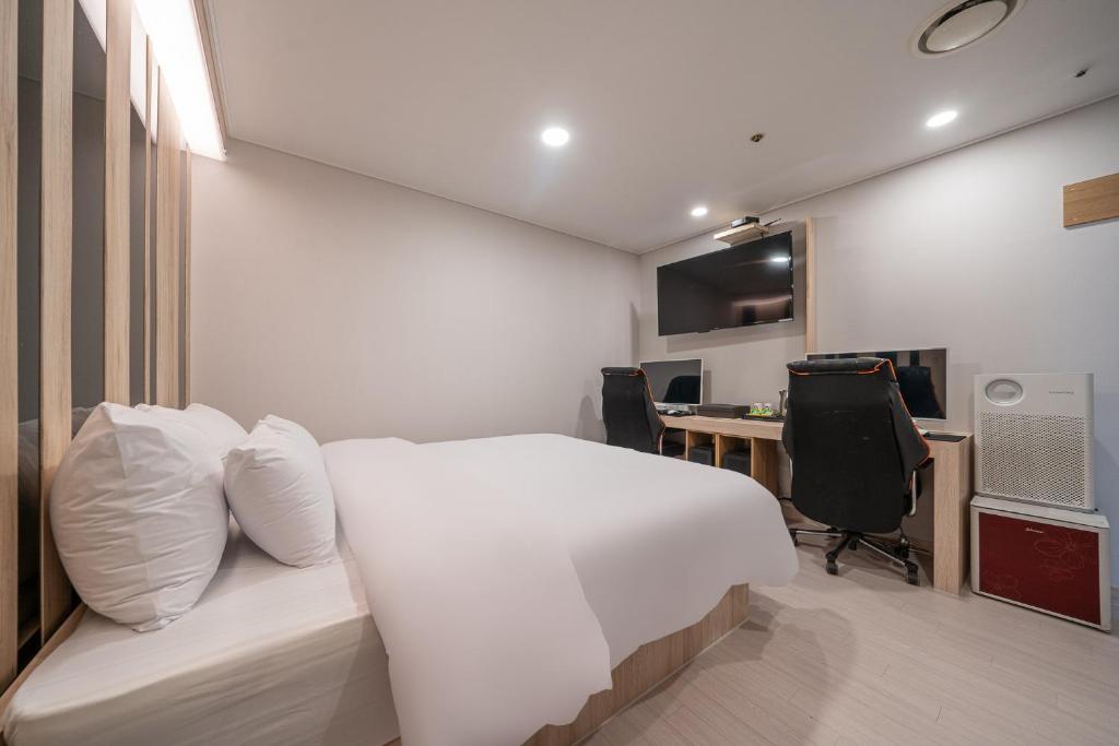 TV a/nebo společenská místnost v ubytování Hwajeong Jun Hotel