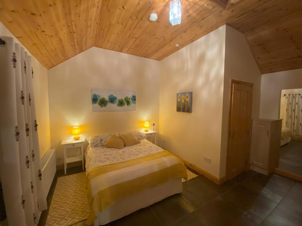 Postel nebo postele na pokoji v ubytování Cosy Donegal Cottage with Panoramic Sea Views