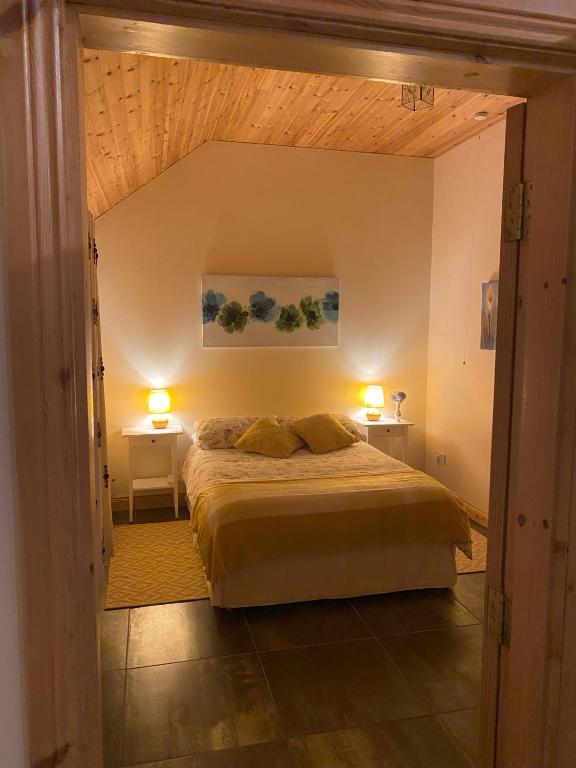 Postel nebo postele na pokoji v ubytování Cosy Donegal Cottage with Panoramic Sea Views