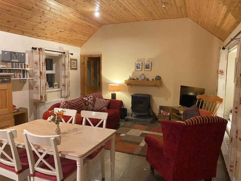 Posezení v ubytování Cosy Donegal Cottage with Panoramic Sea Views