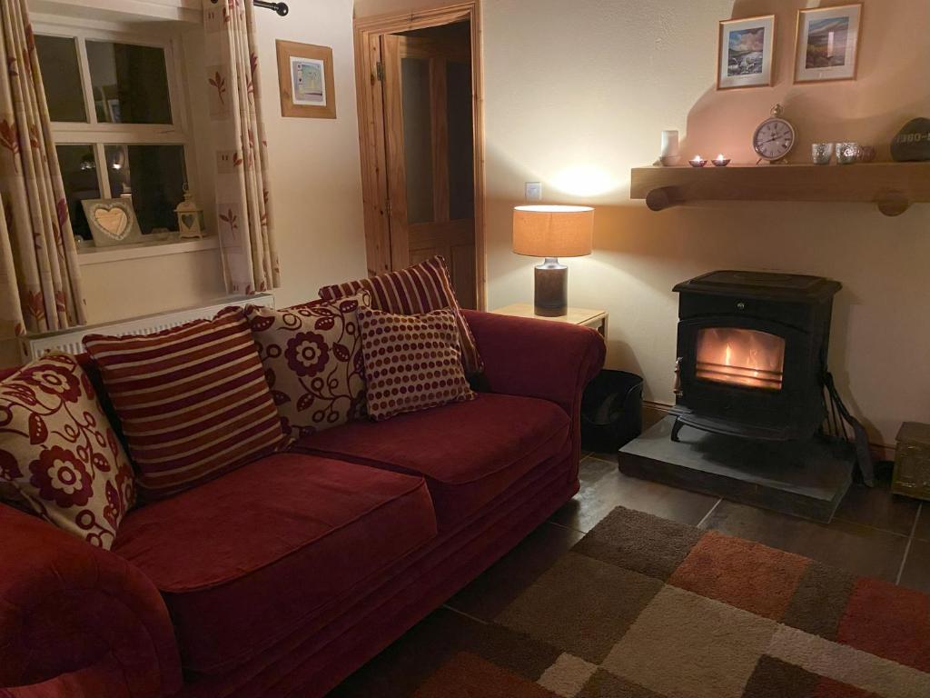 Posezení v ubytování Cosy Donegal Cottage with Panoramic Sea Views
