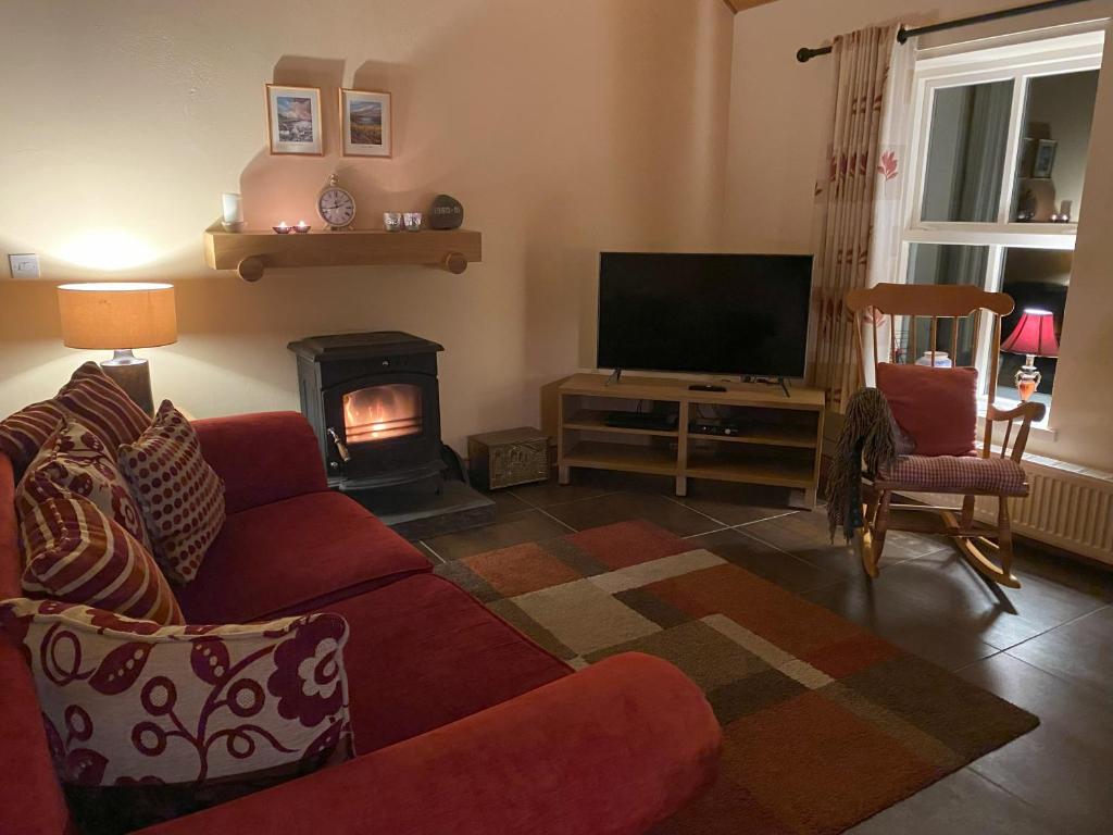 TV a/nebo společenská místnost v ubytování Cosy Donegal Cottage with Panoramic Sea Views