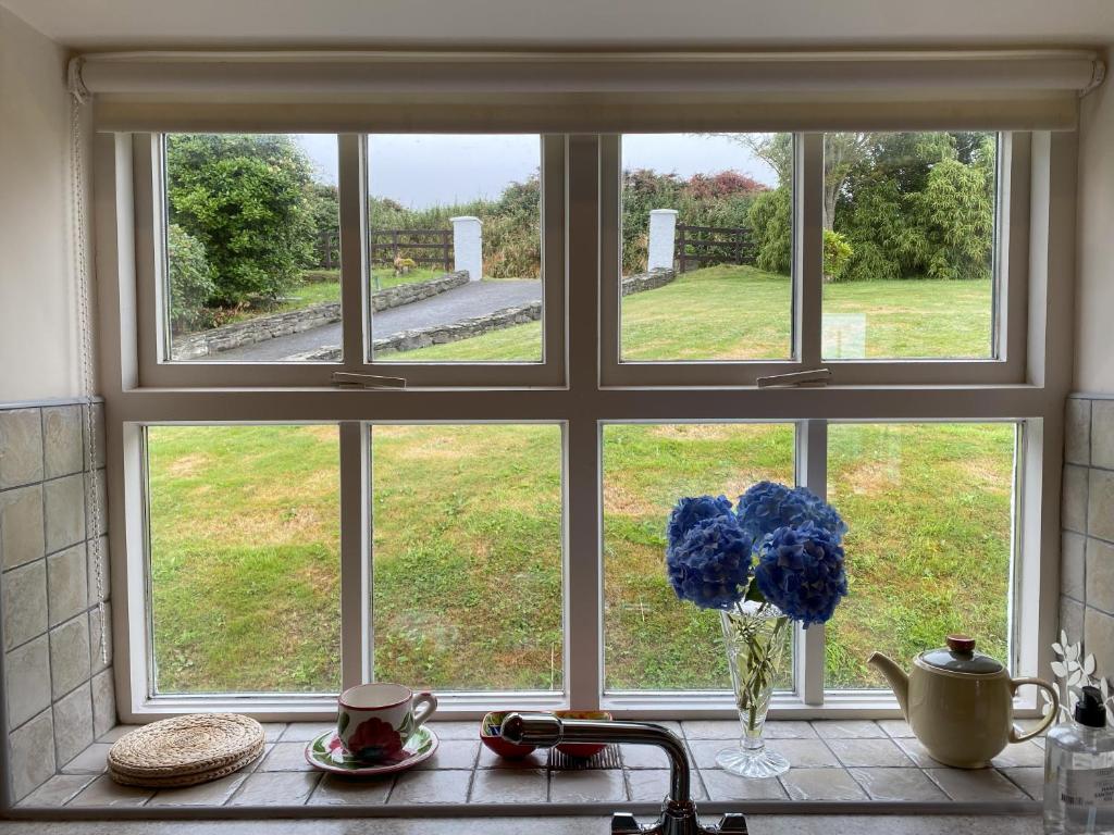 Zahrada ubytování Cosy Donegal Cottage with Panoramic Sea Views