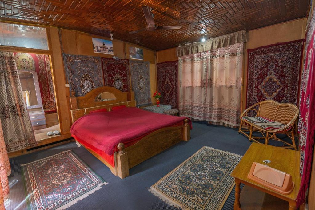 Postel nebo postele na pokoji v ubytování Dilnaaz group of houseboats