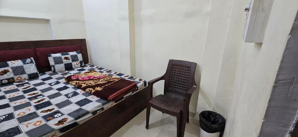 Postel nebo postele na pokoji v ubytování Ramlala Paying Guest House Stay Just 100m from Saryu Ghat, Ayodhya