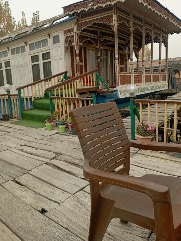 Balkón nebo terasa v ubytování Dilnaaz group of houseboats