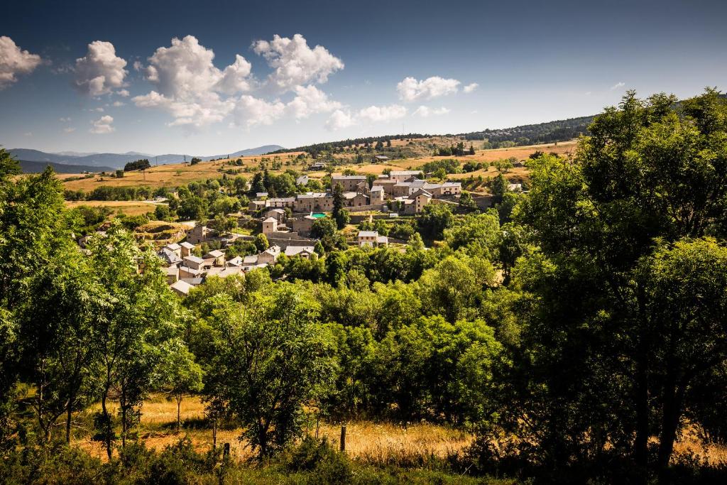 una piccola cittadina in mezzo a un campo alberato di Gite Cal Pai a Eyne