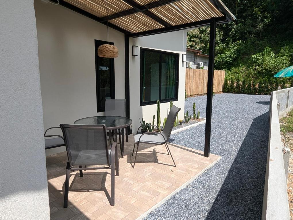 Un patio sau altă zonă în aer liber la Jolies Place Family Apartment