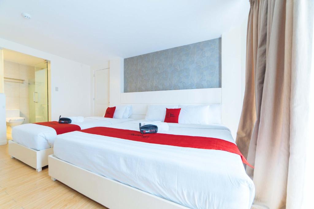 Postel nebo postele na pokoji v ubytování RedDoorz Plus at Hotel Metro Kalibo