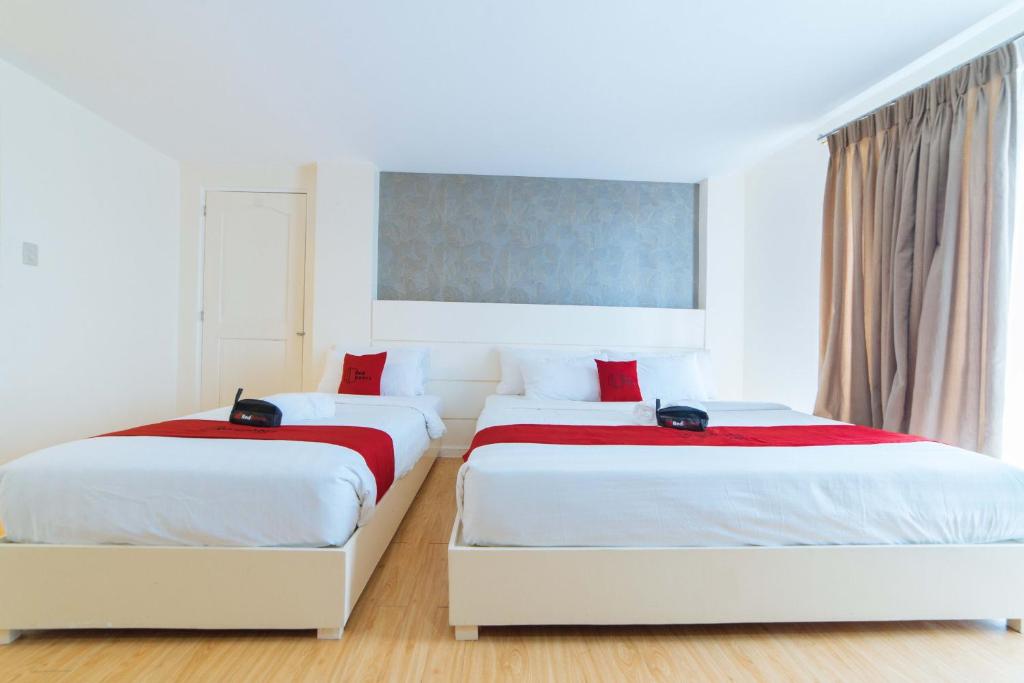 Postel nebo postele na pokoji v ubytování RedDoorz Plus at Hotel Metro Kalibo