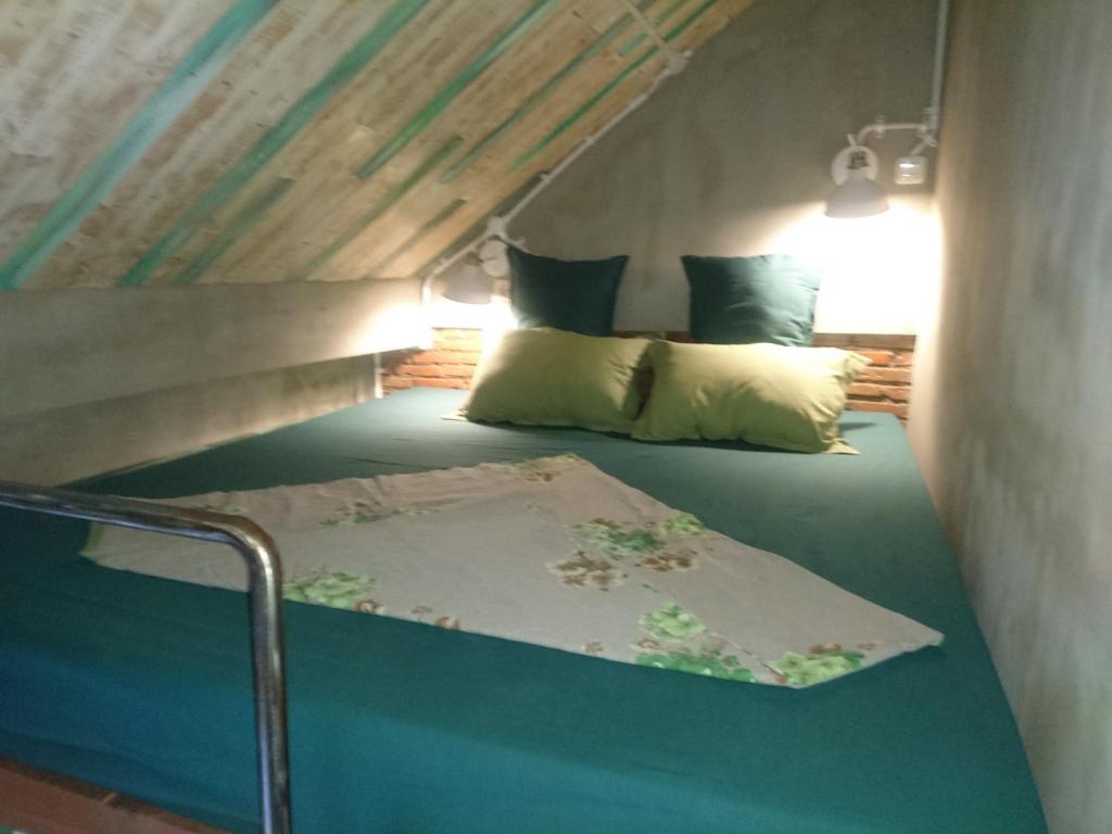 Postel nebo postele na pokoji v ubytování Shelter Hostel Malang